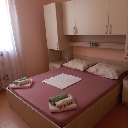Apartments Vrisika-Family Apartment Makarska Esterno foto